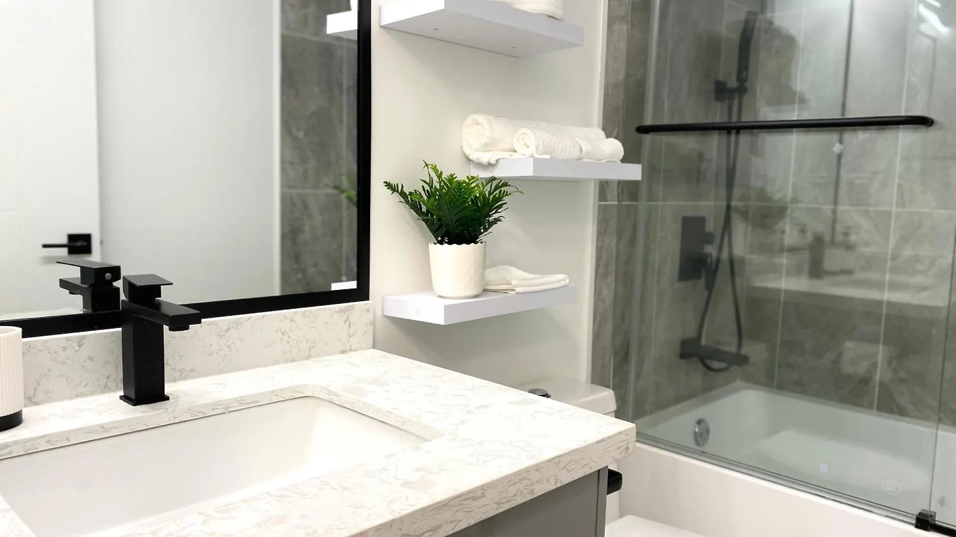 Modern And New House Near Pne With Big Garden And Free Parking Apartment Vancouver