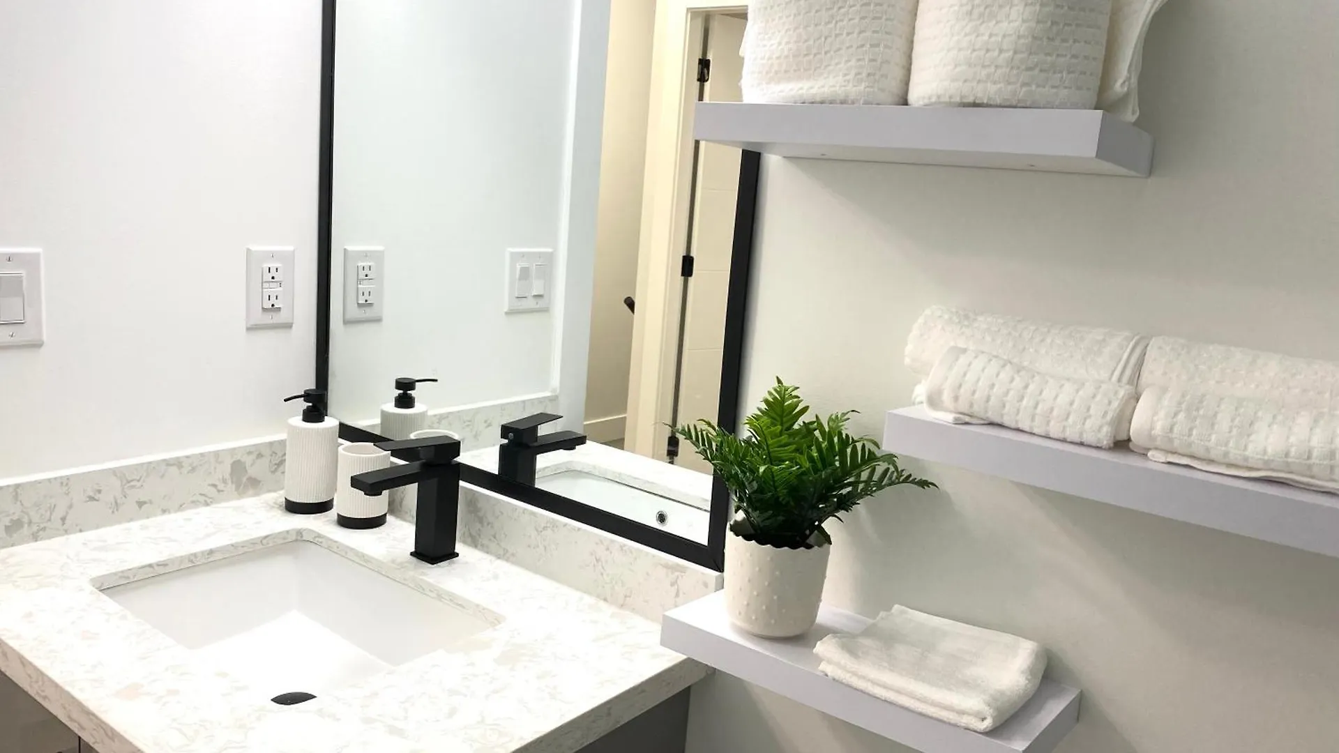 Modern And New House Near Pne With Big Garden And Free Parking Apartment Vancouver