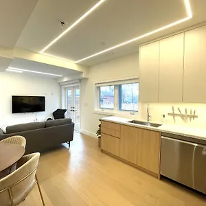 Modern Close To The With Parking Apartment Toronto
